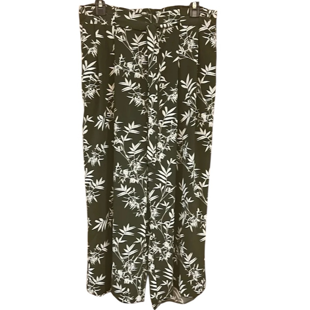 NWOT Worthington Green and Beige Capris Floral Pants Size Large